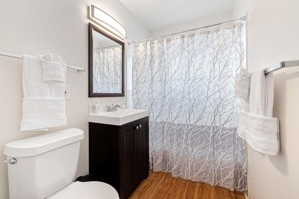 Couple’s Getaway | Dog Friendly, Bike to Old Town! Condo, Multiple Beds, Kitchen, Garden View (1020 Garfield St. (Suite 2)) 3