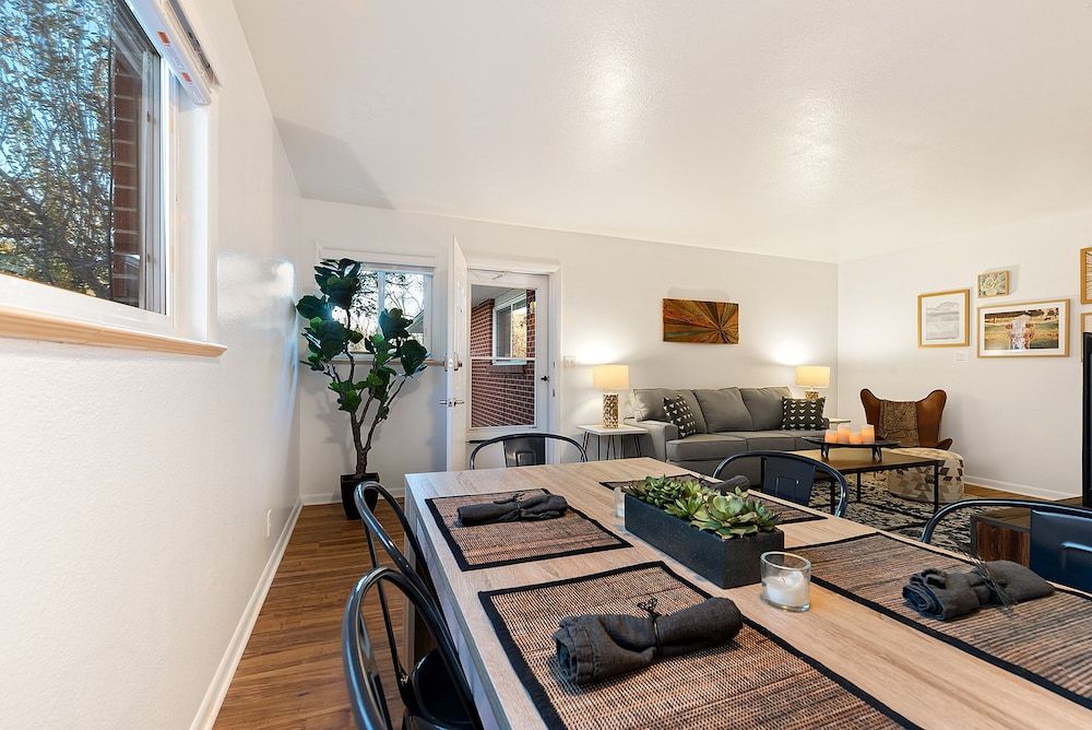 Couple’s Getaway | Dog Friendly, Bike to Old Town! Condo, Multiple Beds, Kitchen, Garden View (1020 Garfield St. (Suite 2)) 4