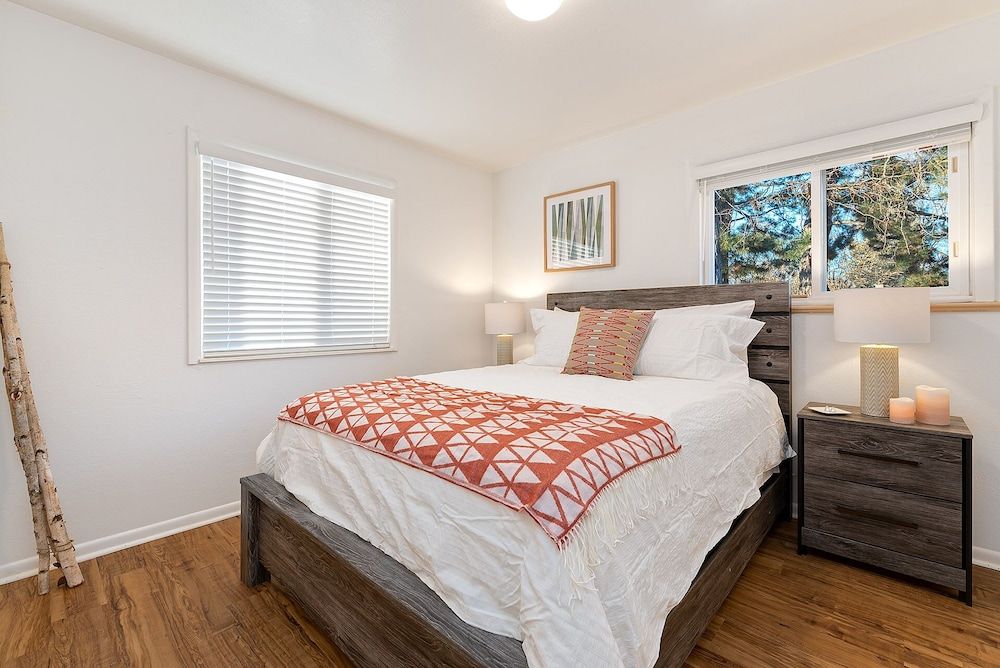 Couple’s Getaway | Dog Friendly, Bike to Old Town! Condo, Multiple Beds, Kitchen, Garden View (1020 Garfield St. (Suite 2))