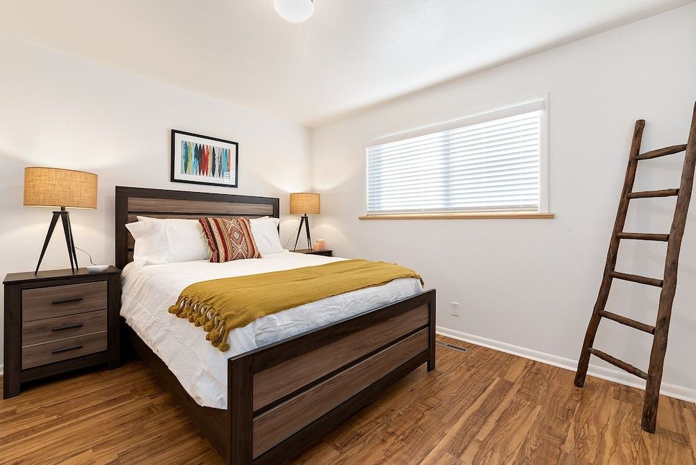 Couple’s Getaway | Dog Friendly, Bike to Old Town! Condo, Multiple Beds, Kitchen, Garden View (1020 Garfield St. (Suite 2)) 2