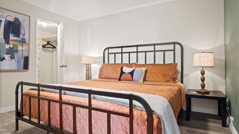 Studio (1 Bedroom)