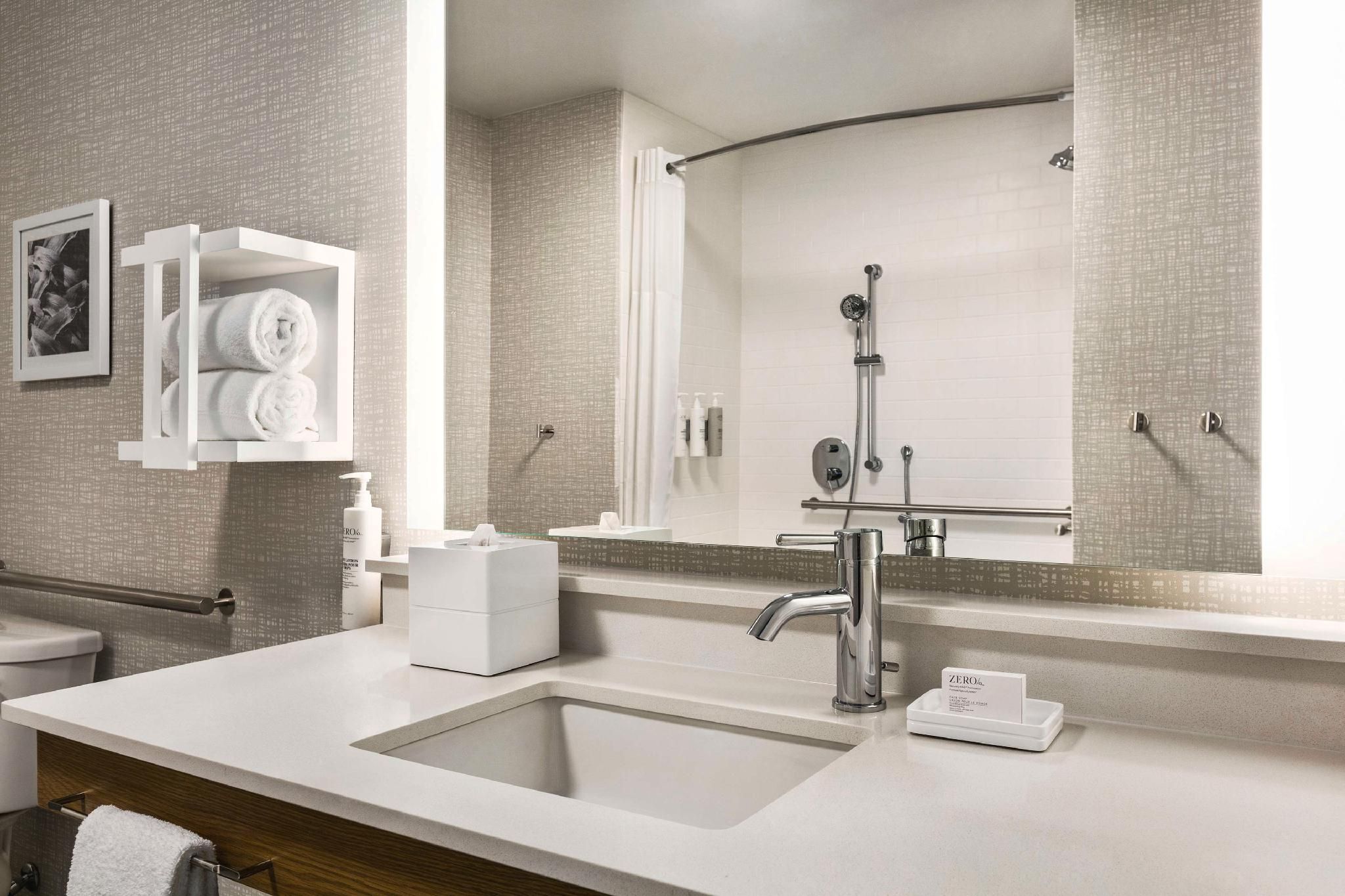 1 King Mobility/Hearing Accessible Ri Shower