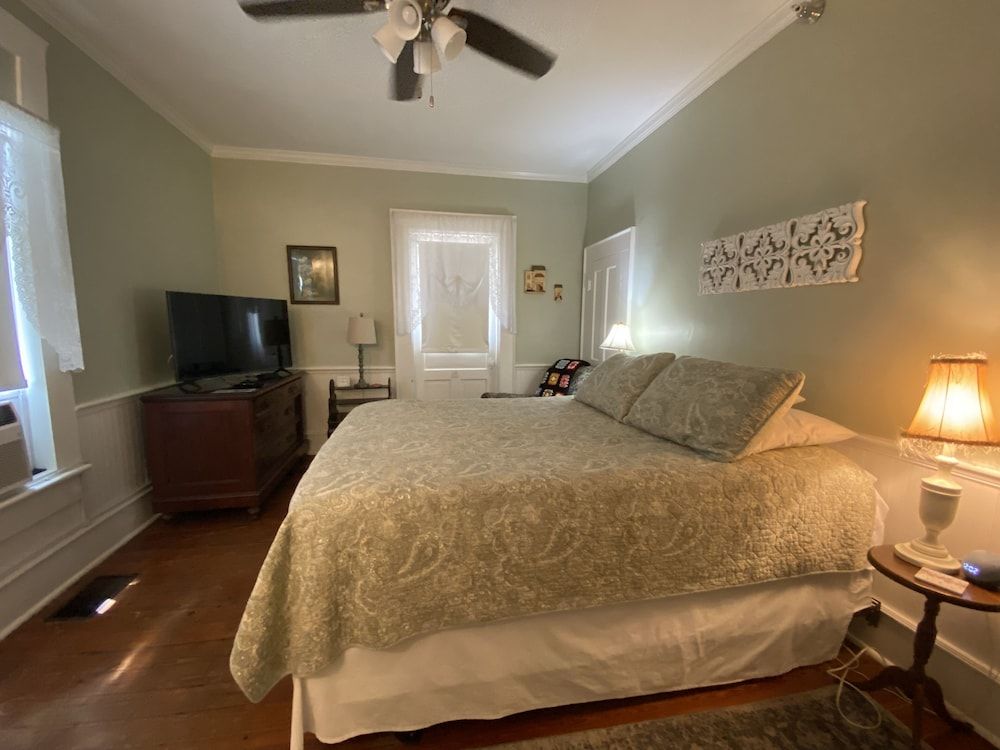 Mount Dora Historic Inn Room, 1 Queen Bed (Mister Charlie's Room) 2