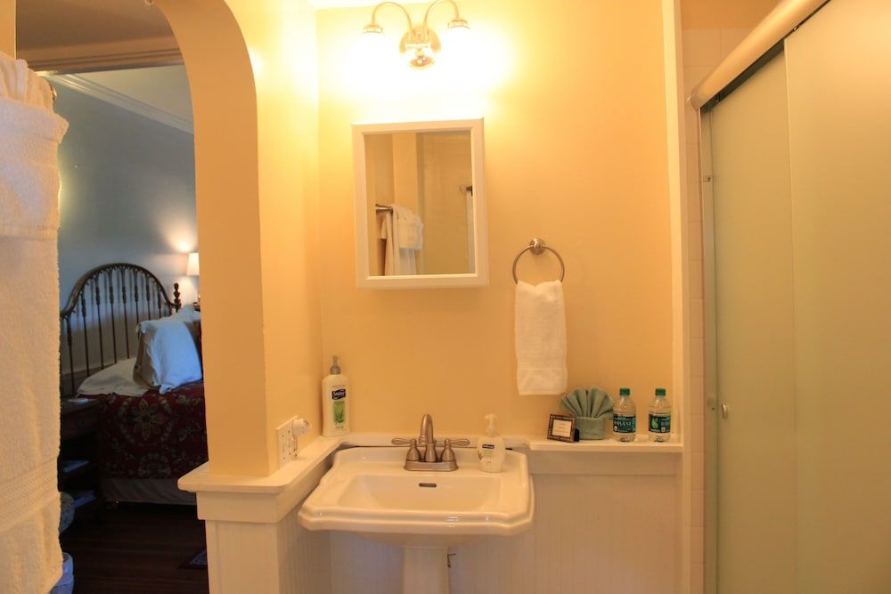 Mount Dora Historic Inn Room, 1 Queen Bed (Miss Elsie) 7