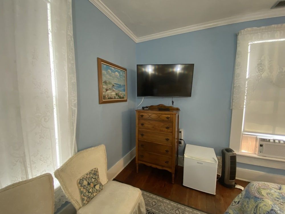 Mount Dora Historic Inn Room, 1 Queen Bed, Private Bathroom (Mary Grey) 10