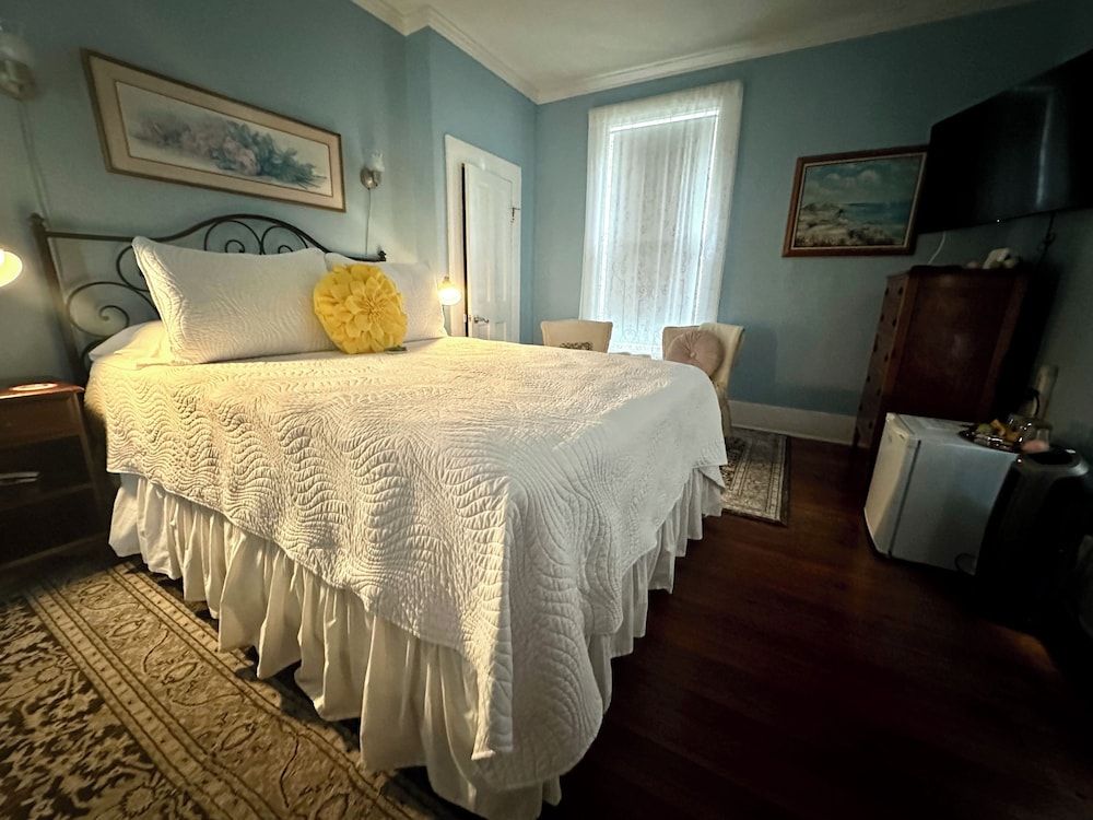 Mount Dora Historic Inn Room, 1 Queen Bed, Private Bathroom (Mary Grey) 4