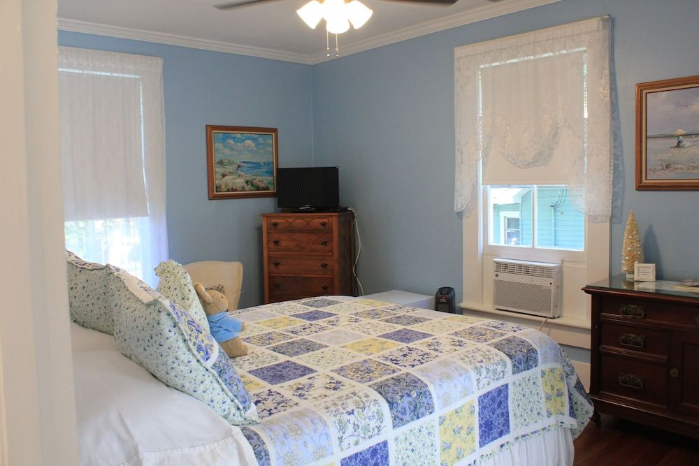 Mount Dora Historic Inn Room, 1 Queen Bed, Private Bathroom (Mary Grey) 5