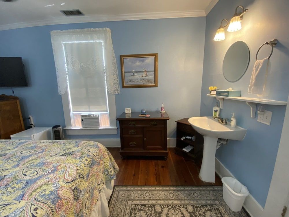 Mount Dora Historic Inn Room, 1 Queen Bed, Private Bathroom (Mary Grey) 6