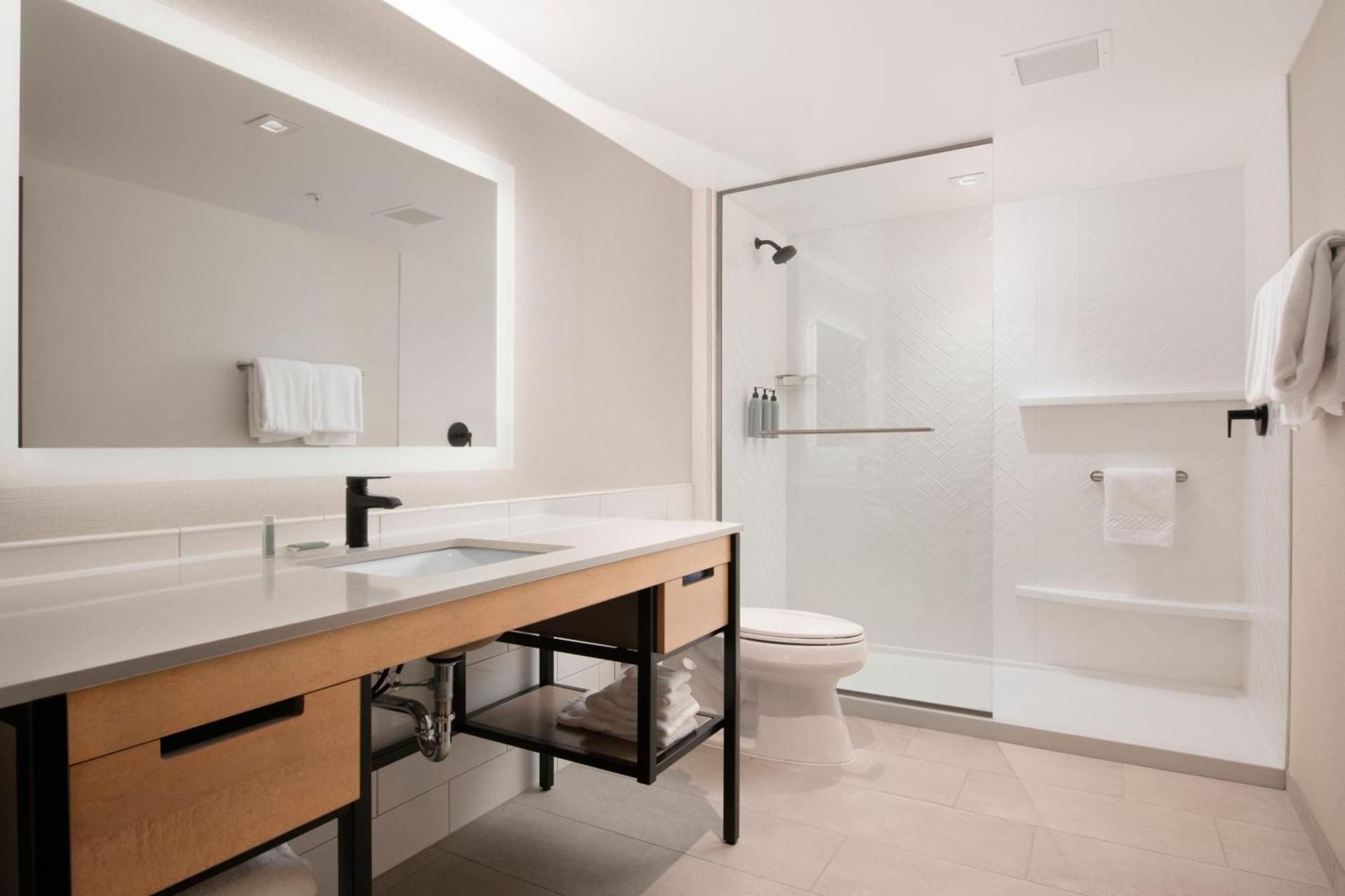 King Studio with Sofa Bed and Adapted Tub - Mobility Accessible