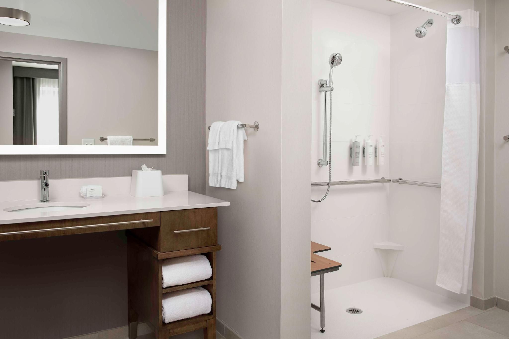 1 KING MOBILITY ACCESS RI SHOWER STUDIO