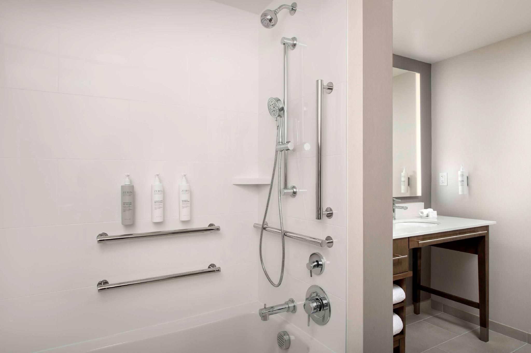 1 KING MOBILITY ACCESSIBLE BATHTUB SUITE