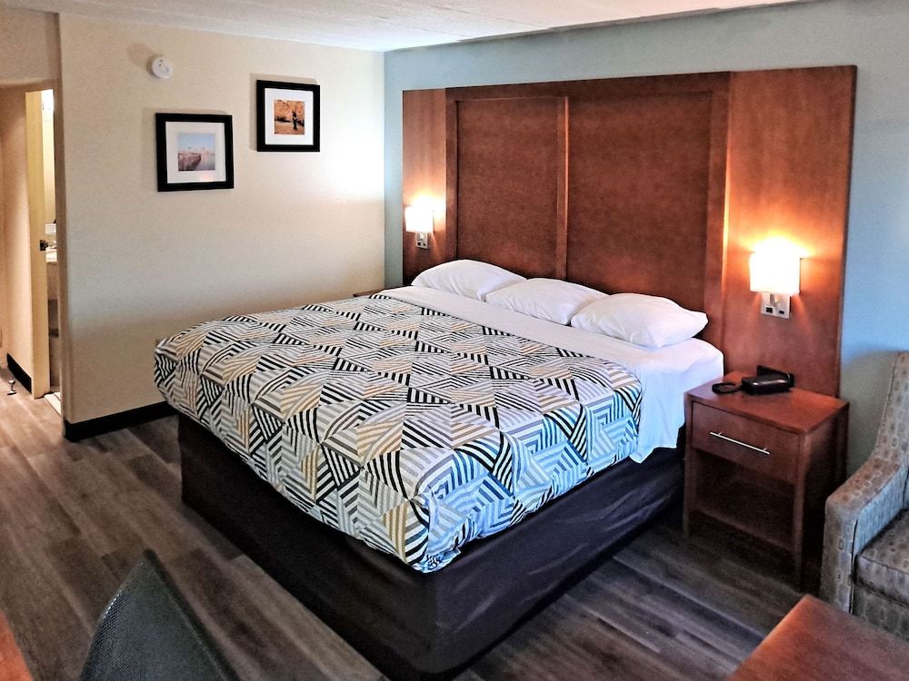 Studio 6 Suites Catonsville, Md – Baltimore West Deluxe Room, 1 King Bed, Non Smoking, Refrigerator & Microwave