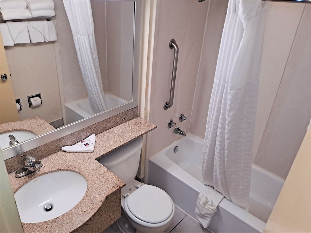 Studio 6 Suites Catonsville, Md – Baltimore West Deluxe Room, 1 King Bed, Non Smoking, Refrigerator & Microwave 3