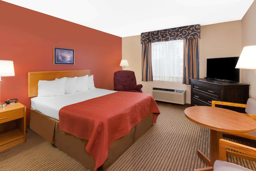 Room, 1 King Bed, Non Smoking, Courtyard View