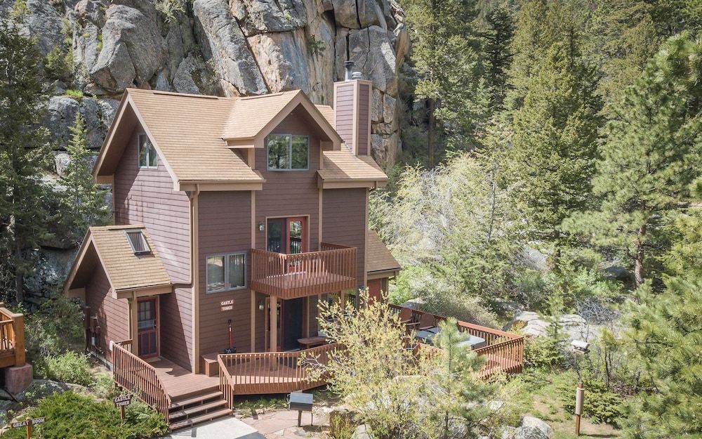 Castle Mountain Lodge