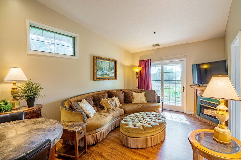 Grand Penthouse, 1 King Bed, Jetted Tub, City View