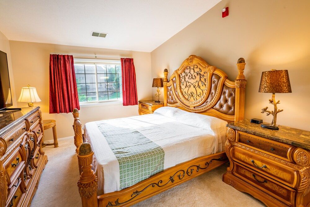 Grand Penthouse, 1 King Bed, Jetted Tub, City View