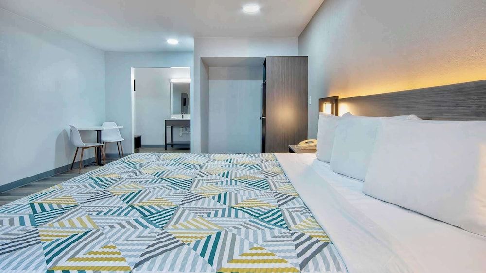 Studio 6 Texarkana, Tx Standard Room, 1 King Bed, Accessible, Non Smoking 4