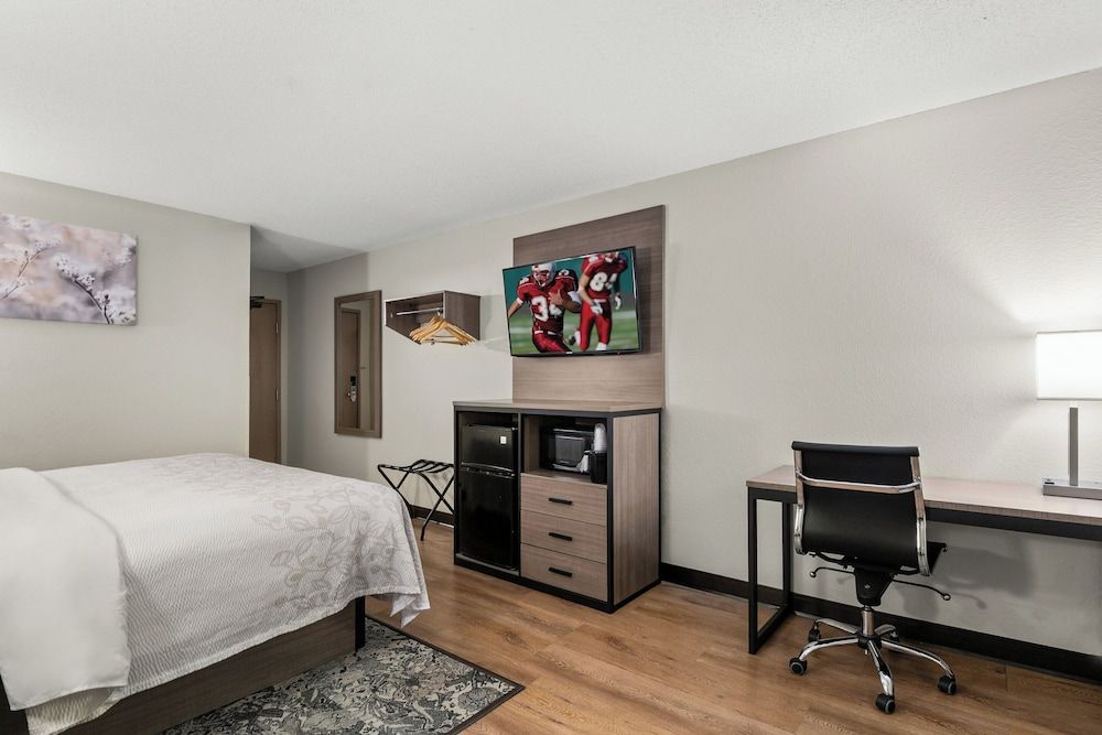 Red Roof PLUS+ Belleville Superior Room, 1 King Bed (Smoke Free) 2