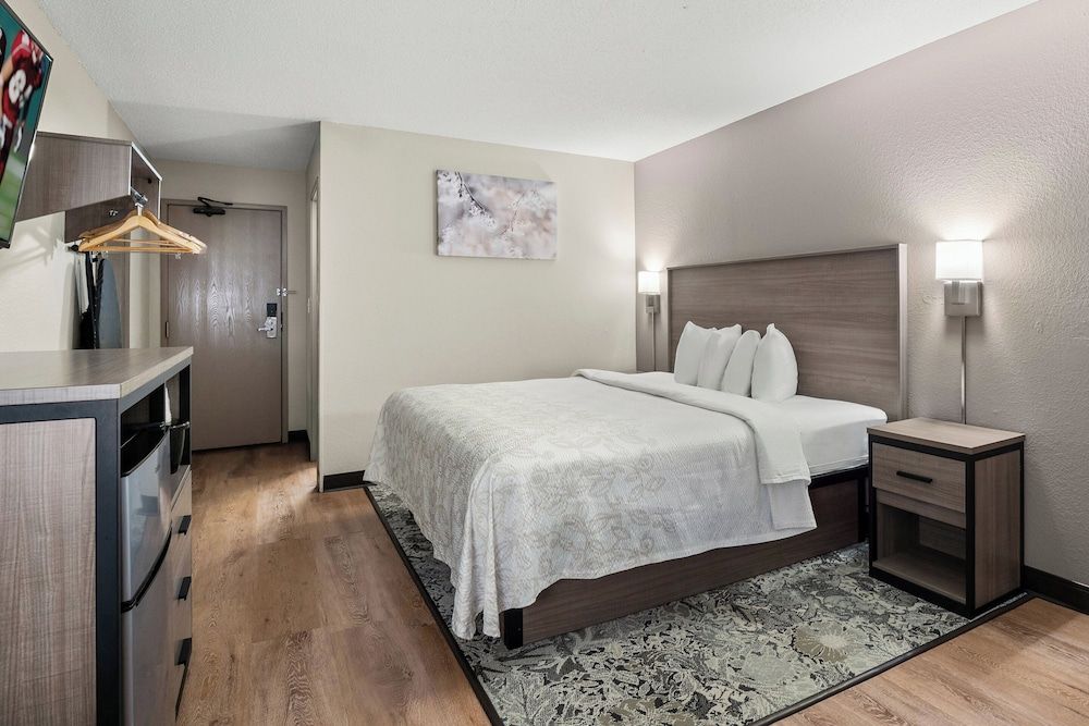 Red Roof PLUS+ Belleville Premium Room, 1 King Bed (Upgraded Bedding & Snack, Smoke Free) 2