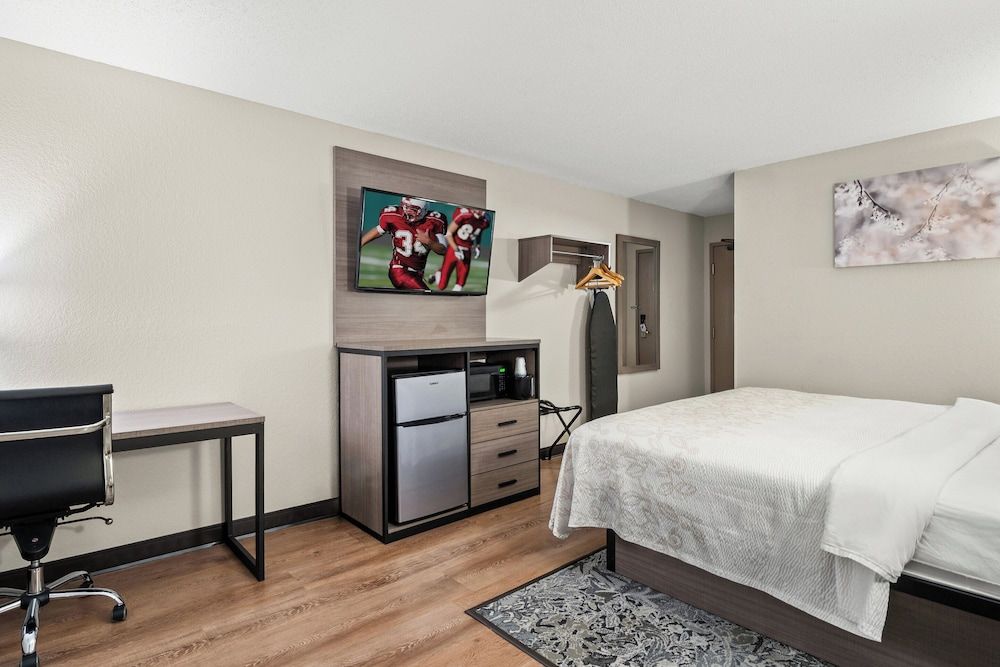 Red Roof PLUS+ Belleville Premium Room, 1 King Bed (Upgraded Bedding & Snack, Smoke Free)