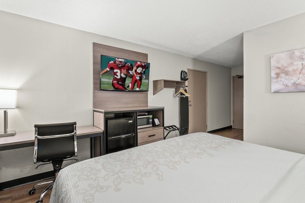 Premium Room, 1 King Bed, Accessible (Upgraded Bedding & Snack, Smoke Free)