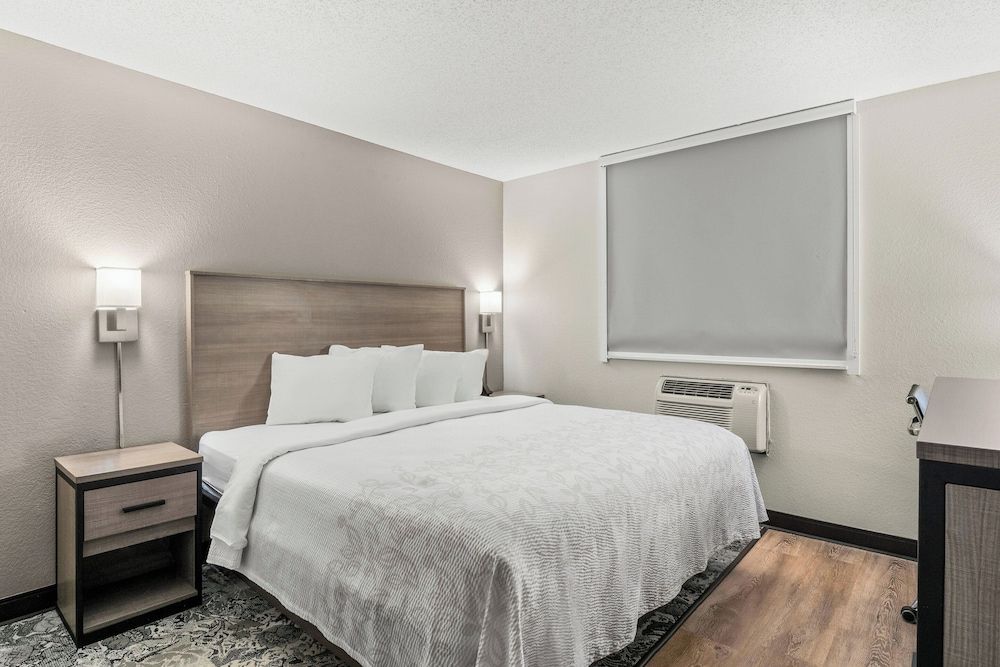 Premium Room, 1 King Bed, Accessible (Upgraded Bedding & Snack, Smoke Free)
