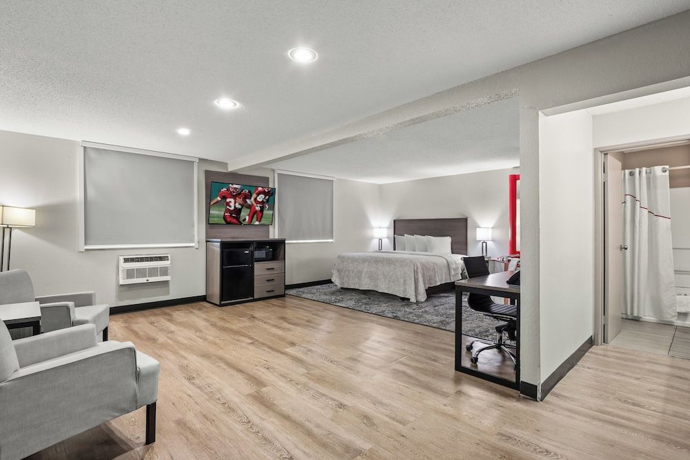 Premium Room, 1 King Bed, Jetted Tub (Upgraded Bedding & Snack, Smoke Free)
