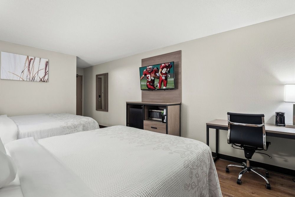 Red Roof PLUS+ Belleville