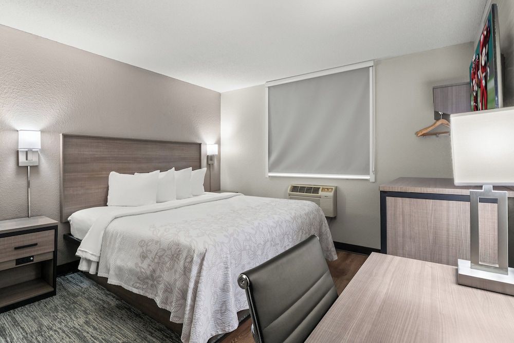 Standard Room, 1 King Bed, Accessible (Smoke Free)