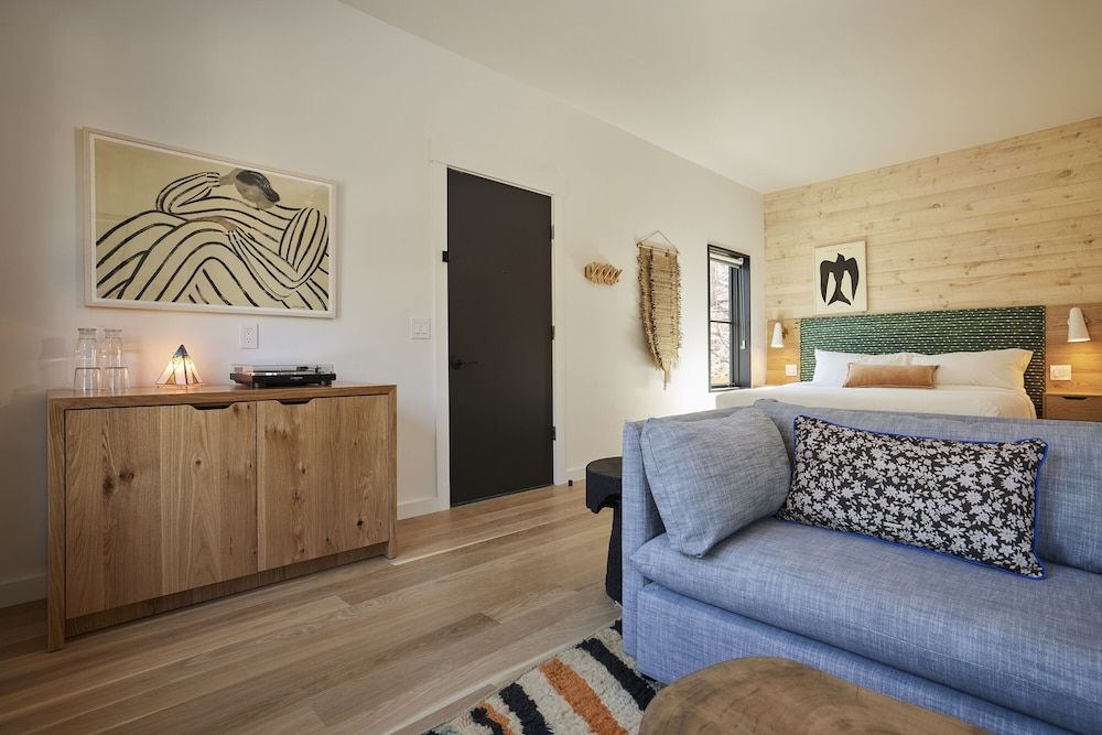 Woodstock Way Hotel Premium Room, 1 King Bed with Sofa bed 2