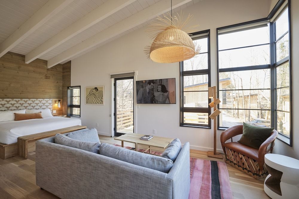 Woodstock Way Hotel Premium Room, 1 King Bed with Sofa bed 3