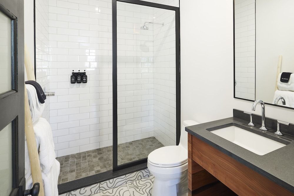 Woodstock Way Hotel Luxury Suite, 2 Bedrooms, Kitchen, River View 3