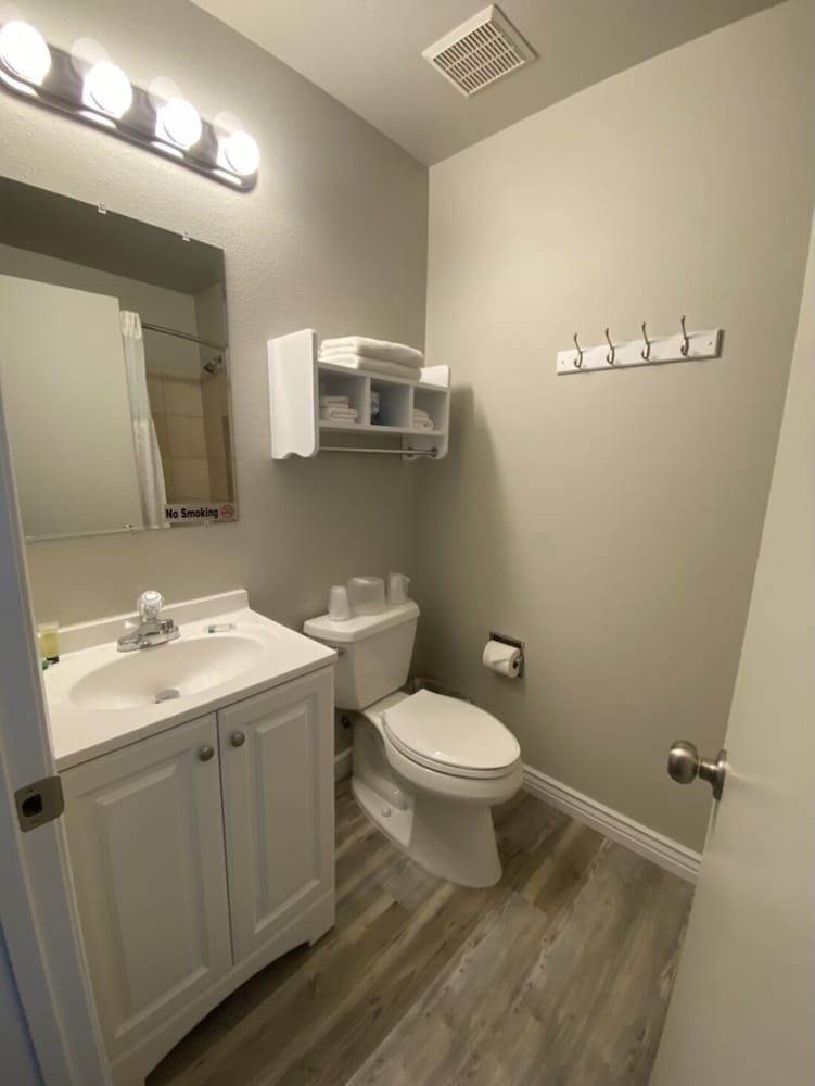 Four Sevens Motel Standard Single Room, 1 Queen Bed 3