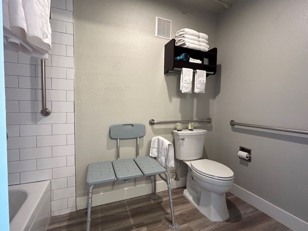 Four Sevens Motel Standard Double Room, 2 Queen Beds 3