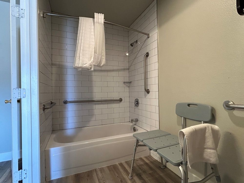 Four Sevens Motel Standard Double Room, 2 Queen Beds 4