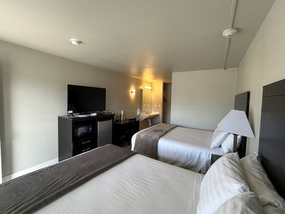 Four Sevens Motel Standard Double Room, 2 Queen Beds 2