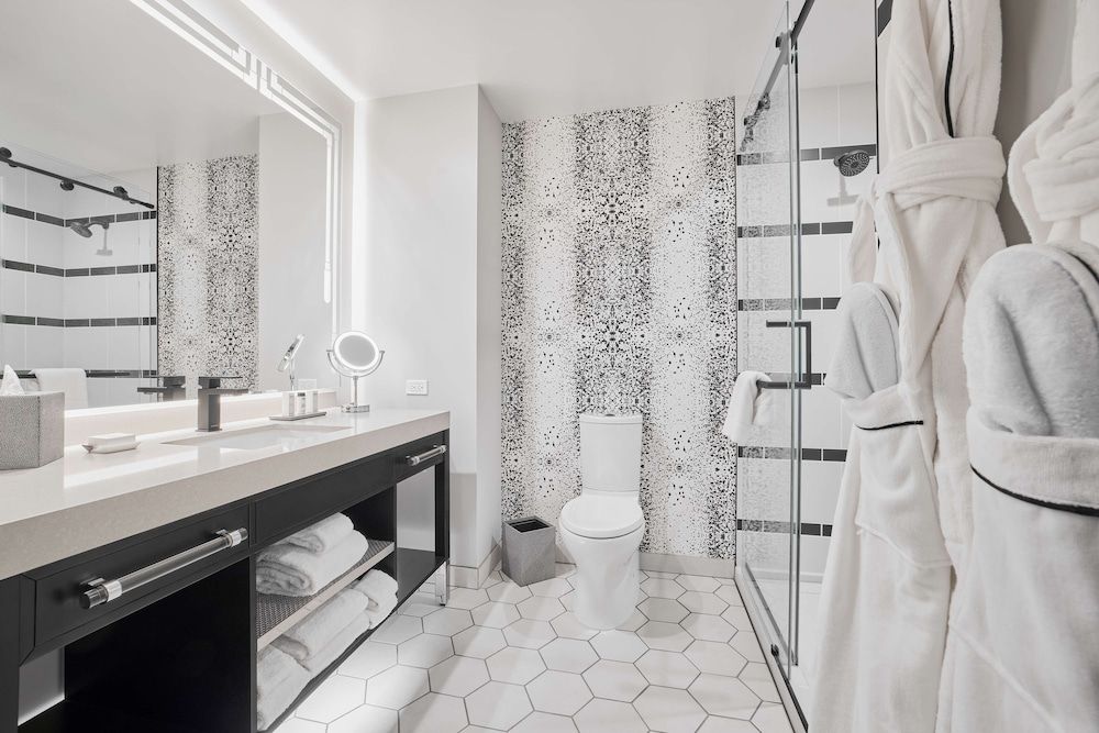 The Godfrey Detroit, Curio Collection By Hilton Room, 1 King Bed, Accessible (Hearing) 5