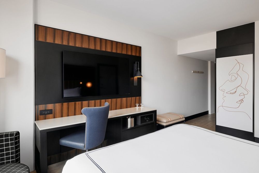 The Godfrey Detroit, Curio Collection By Hilton Room, 1 King Bed, Accessible (Hearing) 6