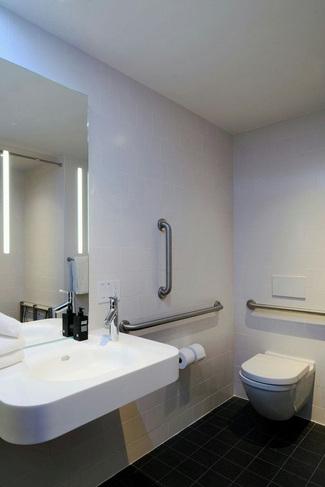 citizenM Austin Downtown Room, 1 King Bed (Mobility Accessible, Roll-In Shower) 9