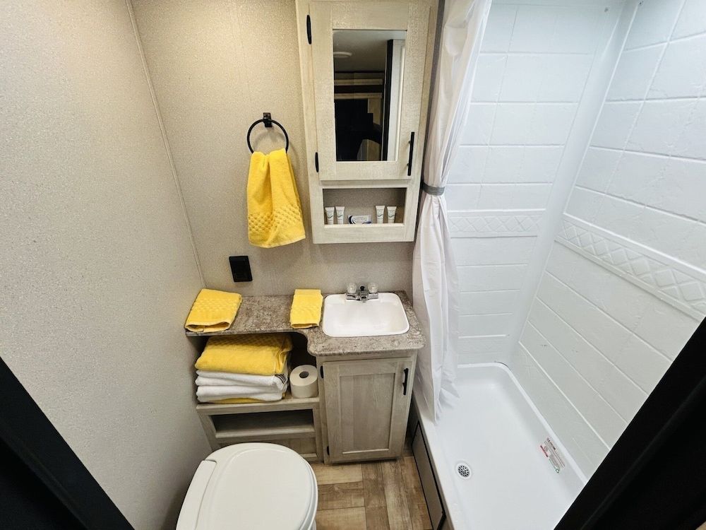 Oasis Lake Buchanan Family Mobile Home, 2 Bedrooms, Lake View 7