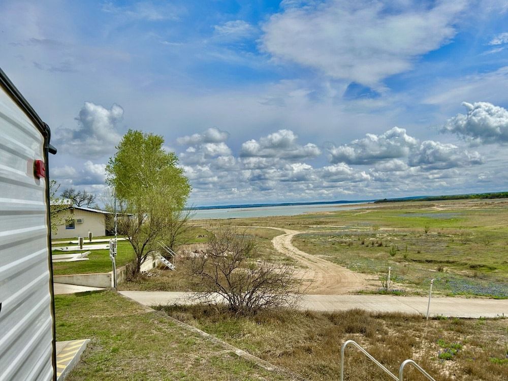 Oasis Lake Buchanan Family Mobile Home, 2 Bedrooms, Lake View 5