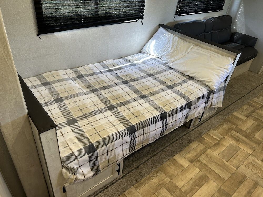 Oasis Lake Buchanan Family Mobile Home, 2 Bedrooms, Lake View 3