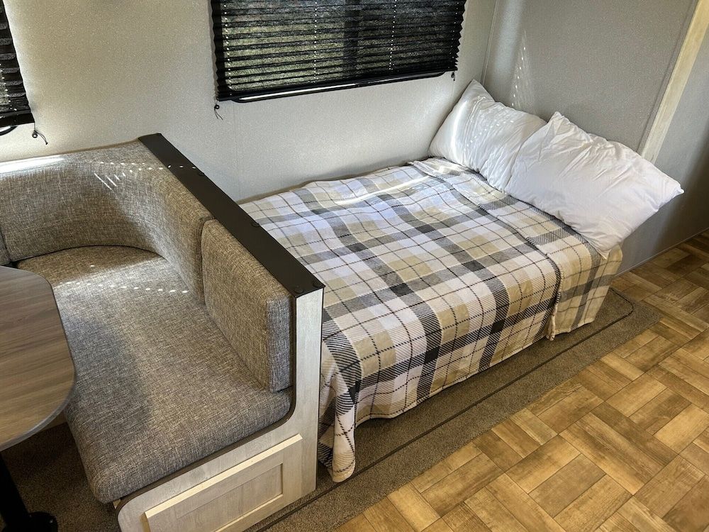 Oasis Lake Buchanan Family Mobile Home, 2 Bedrooms, Lake View 4