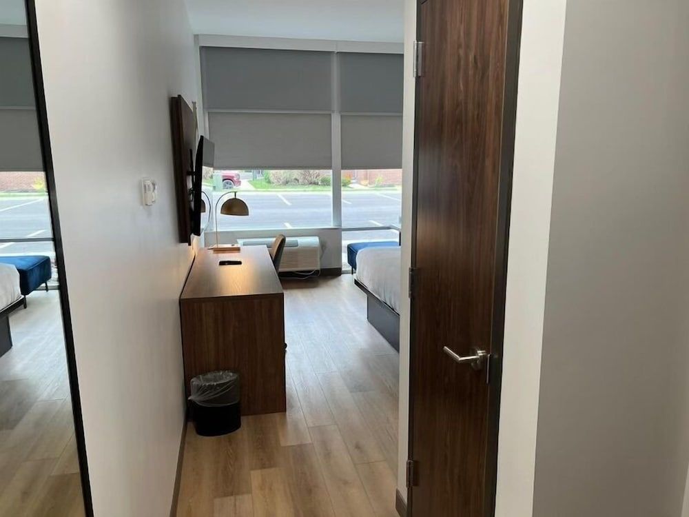 La Quinta Inn & Suites by Wyndham Manchester / Arnold AFB Basic Room, 1 King Bed, Accessible, Non Smoking (Roll-in Shower, Mobility) 6