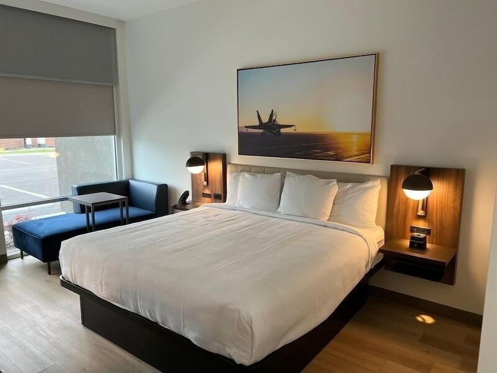 La Quinta Inn & Suites by Wyndham Manchester / Arnold AFB Basic Room, 1 King Bed, Accessible, Non Smoking (Roll-in Shower, Mobility) 3