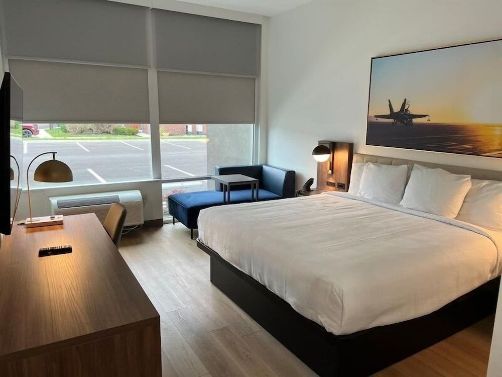 La Quinta Inn & Suites by Wyndham Manchester / Arnold AFB Basic Room, 1 King Bed, Accessible, Non Smoking (Roll-in Shower, Mobility) 2