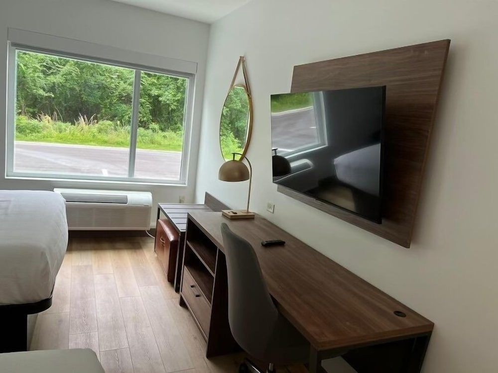 La Quinta Inn & Suites by Wyndham Manchester / Arnold AFB Basic Room, 1 King Bed, Accessible, Non Smoking (Roll-in Shower, Mobility) 7