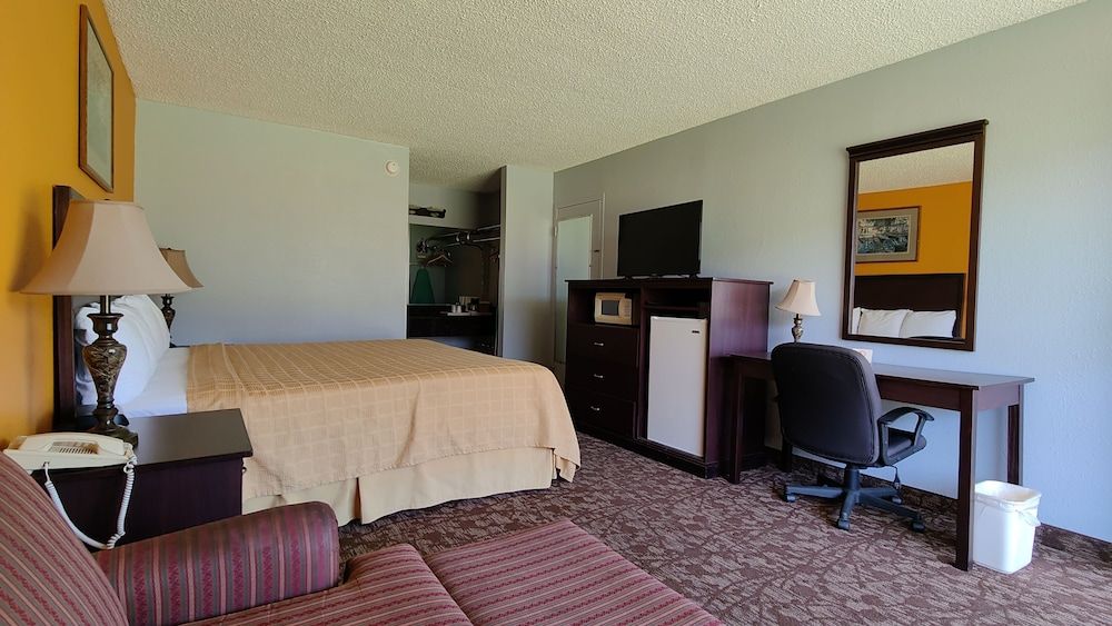 Countryside Inn & Suites Standard Room, 1 King Bed, Non Smoking 7