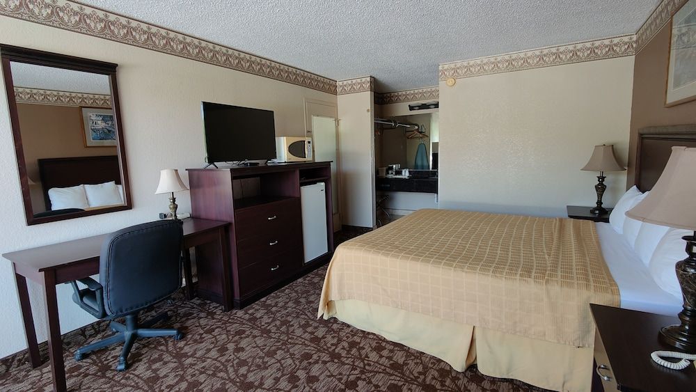 Countryside Inn & Suites Standard Room, 1 King Bed, Non Smoking